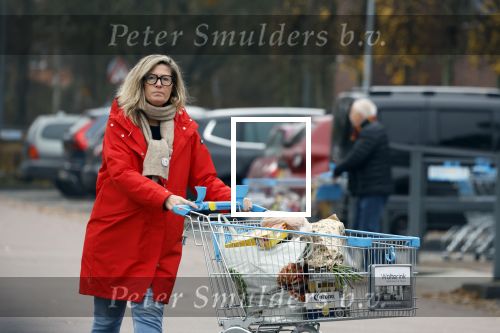 Eefde 3 december 2022
Martha Riemsma de vriendin van Matthijs v Nieuwkerk doet boodschappen bij de Albert Heijn. Daarn rijdt ze naar het huis van Matthijs waar Matthijs helpt met de boodschappen uit de Porsche Macan halen .