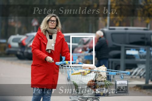 Eefde 3 december 2022
Martha Riemsma de vriendin van Matthijs v Nieuwkerk doet boodschappen bij de Albert Heijn. Daarn rijdt ze naar het huis van Matthijs waar Matthijs helpt met de boodschappen uit de Porsche Macan halen .