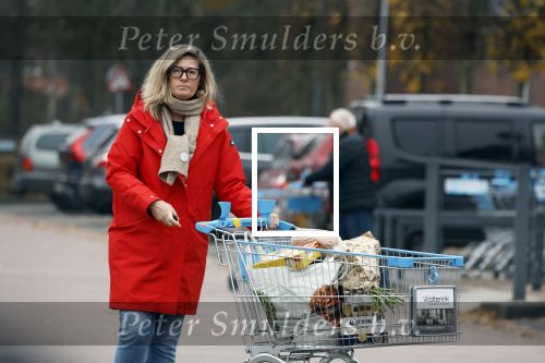 Eefde 3 december 2022
Martha Riemsma de vriendin van Matthijs v Nieuwkerk doet boodschappen bij de Albert Heijn. Daarn rijdt ze naar het huis van Matthijs waar Matthijs helpt met de boodschappen uit de Porsche Macan halen .