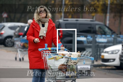 Eefde 3 december 2022
Martha Riemsma de vriendin van Matthijs v Nieuwkerk doet boodschappen bij de Albert Heijn. Daarn rijdt ze naar het huis van Matthijs waar Matthijs helpt met de boodschappen uit de Porsche Macan halen .