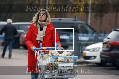 Eefde 3 december 2022
Martha Riemsma de vriendin van Matthijs v Nieuwkerk doet boodschappen bij de Albert Heijn. Daarn rijdt ze naar het huis van Matthijs waar Matthijs helpt met de boodschappen uit de Porsche Macan halen .