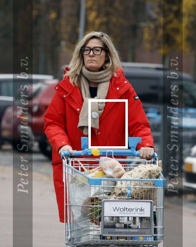 Eefde 3 december 2022
Martha Riemsma de vriendin van Matthijs v Nieuwkerk doet boodschappen bij de Albert Heijn. Daarn rijdt ze naar het huis van Matthijs waar Matthijs helpt met de boodschappen uit de Porsche Macan halen .