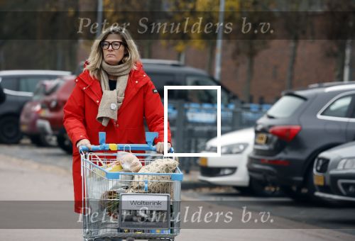 Eefde 3 december 2022
Martha Riemsma de vriendin van Matthijs v Nieuwkerk doet boodschappen bij de Albert Heijn. Daarn rijdt ze naar het huis van Matthijs waar Matthijs helpt met de boodschappen uit de Porsche Macan halen .