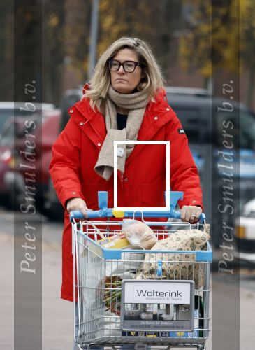 Eefde 3 december 2022
Martha Riemsma de vriendin van Matthijs v Nieuwkerk doet boodschappen bij de Albert Heijn. Daarn rijdt ze naar het huis van Matthijs waar Matthijs helpt met de boodschappen uit de Porsche Macan halen .