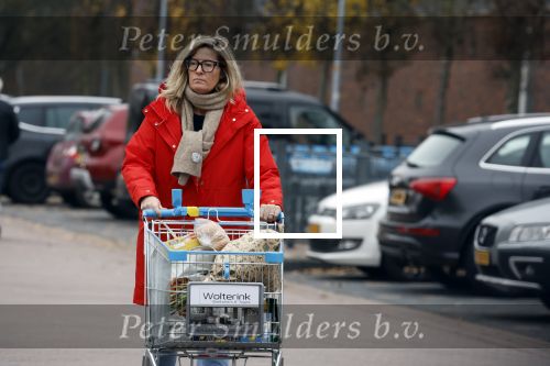 Eefde 3 december 2022
Martha Riemsma de vriendin van Matthijs v Nieuwkerk doet boodschappen bij de Albert Heijn. Daarn rijdt ze naar het huis van Matthijs waar Matthijs helpt met de boodschappen uit de Porsche Macan halen .