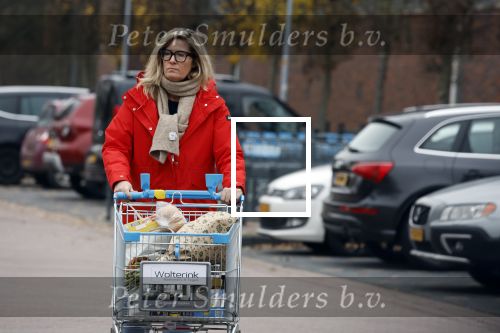 Eefde 3 december 2022
Martha Riemsma de vriendin van Matthijs v Nieuwkerk doet boodschappen bij de Albert Heijn. Daarn rijdt ze naar het huis van Matthijs waar Matthijs helpt met de boodschappen uit de Porsche Macan halen .