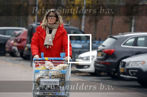 Eefde 3 december 2022
Martha Riemsma de vriendin van Matthijs v Nieuwkerk doet boodschappen bij de Albert Heijn. Daarn rijdt ze naar het huis van Matthijs waar Matthijs helpt met de boodschappen uit de Porsche Macan halen .