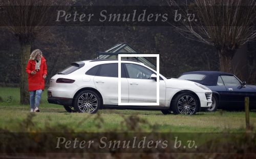 Eefde 3 december 2022
Martha Riemsma de vriendin van Matthijs v Nieuwkerk doet boodschappen bij de Albert Heijn. Daarn rijdt ze naar het huis van Matthijs waar Matthijs helpt met de boodschappen uit de Porsche Macan halen .