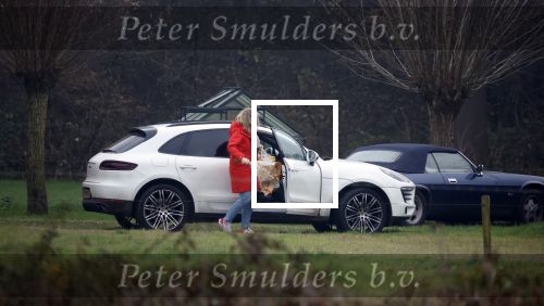 Eefde 3 december 2022
Martha Riemsma de vriendin van Matthijs v Nieuwkerk doet boodschappen bij de Albert Heijn. Daarn rijdt ze naar het huis van Matthijs waar Matthijs helpt met de boodschappen uit de Porsche Macan halen .
