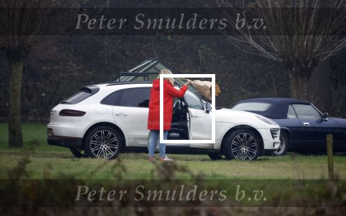 Eefde 3 december 2022
Martha Riemsma de vriendin van Matthijs v Nieuwkerk doet boodschappen bij de Albert Heijn. Daarn rijdt ze naar het huis van Matthijs waar Matthijs helpt met de boodschappen uit de Porsche Macan halen .