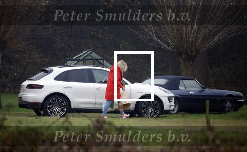 Eefde 3 december 2022
Martha Riemsma de vriendin van Matthijs v Nieuwkerk doet boodschappen bij de Albert Heijn. Daarn rijdt ze naar het huis van Matthijs waar Matthijs helpt met de boodschappen uit de Porsche Macan halen .