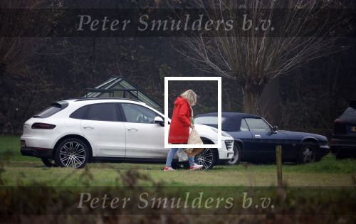 Eefde 3 december 2022
Martha Riemsma de vriendin van Matthijs v Nieuwkerk doet boodschappen bij de Albert Heijn. Daarn rijdt ze naar het huis van Matthijs waar Matthijs helpt met de boodschappen uit de Porsche Macan halen .