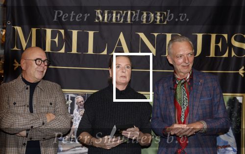 Noordwijk 9 december 2022
Presentatie nieuwe scheurkalendar van de familie Meiland. Aanwezig Martien Meiland Erica Meiland en Montana Meiland . Ook aanwezig Jan Dijkgraaf en Timon Moll ( regisseur van de Meilandjes). Presentatie is in de woonwinkel van Montana.