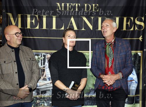 Noordwijk 9 december 2022
Presentatie nieuwe scheurkalendar van de familie Meiland. Aanwezig Martien Meiland Erica Meiland en Montana Meiland . Ook aanwezig Jan Dijkgraaf en Timon Moll ( regisseur van de Meilandjes). Presentatie is in de woonwinkel van Montana.