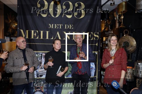 Noordwijk 9 december 2022
Presentatie nieuwe scheurkalendar van de familie Meiland. Aanwezig Martien Meiland Erica Meiland en Montana Meiland . Ook aanwezig Jan Dijkgraaf en Timon Moll ( regisseur van de Meilandjes). Presentatie is in de woonwinkel van Montana.