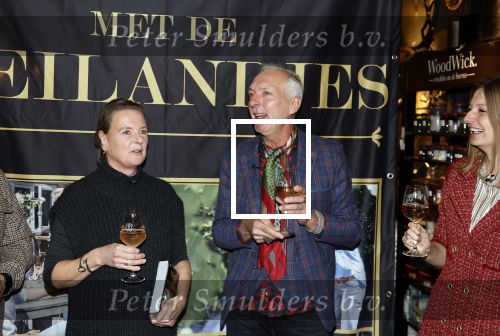 Noordwijk 9 december 2022
Presentatie nieuwe scheurkalendar van de familie Meiland. Aanwezig Martien Meiland Erica Meiland en Montana Meiland . Ook aanwezig Jan Dijkgraaf en Timon Moll ( regisseur van de Meilandjes). Presentatie is in de woonwinkel van Montana.