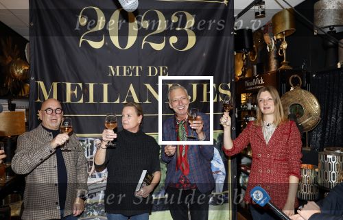 Noordwijk 9 december 2022
Presentatie nieuwe scheurkalendar van de familie Meiland. Aanwezig Martien Meiland Erica Meiland en Montana Meiland . Ook aanwezig Jan Dijkgraaf en Timon Moll ( regisseur van de Meilandjes). Presentatie is in de woonwinkel van Montana.