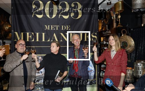 Noordwijk 9 december 2022
Presentatie nieuwe scheurkalendar van de familie Meiland. Aanwezig Martien Meiland Erica Meiland en Montana Meiland . Ook aanwezig Jan Dijkgraaf en Timon Moll ( regisseur van de Meilandjes). Presentatie is in de woonwinkel van Montana.