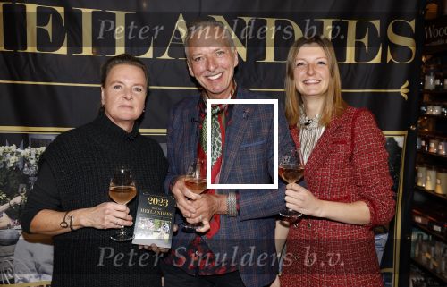 Noordwijk 9 december 2022
Presentatie nieuwe scheurkalendar van de familie Meiland. Aanwezig Martien Meiland Erica Meiland en Montana Meiland . Ook aanwezig Jan Dijkgraaf en Timon Moll ( regisseur van de Meilandjes). Presentatie is in de woonwinkel van Montana.