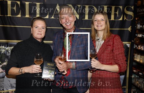 Noordwijk 9 december 2022
Presentatie nieuwe scheurkalendar van de familie Meiland. Aanwezig Martien Meiland Erica Meiland en Montana Meiland . Ook aanwezig Jan Dijkgraaf en Timon Moll ( regisseur van de Meilandjes). Presentatie is in de woonwinkel van Montana.