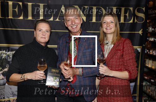 Noordwijk 9 december 2022
Presentatie nieuwe scheurkalendar van de familie Meiland. Aanwezig Martien Meiland Erica Meiland en Montana Meiland . Ook aanwezig Jan Dijkgraaf en Timon Moll ( regisseur van de Meilandjes). Presentatie is in de woonwinkel van Montana.