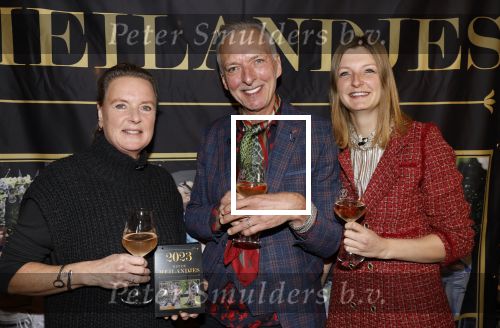 Noordwijk 9 december 2022
Presentatie nieuwe scheurkalendar van de familie Meiland. Aanwezig Martien Meiland Erica Meiland en Montana Meiland . Ook aanwezig Jan Dijkgraaf en Timon Moll ( regisseur van de Meilandjes). Presentatie is in de woonwinkel van Montana.