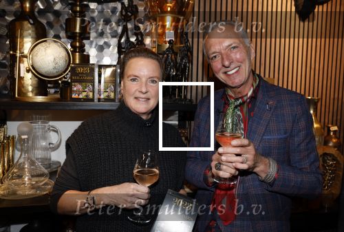 Noordwijk 9 december 2022
Presentatie nieuwe scheurkalendar van de familie Meiland. Aanwezig Martien Meiland Erica Meiland en Montana Meiland . Ook aanwezig Jan Dijkgraaf en Timon Moll ( regisseur van de Meilandjes). Presentatie is in de woonwinkel van Montana.