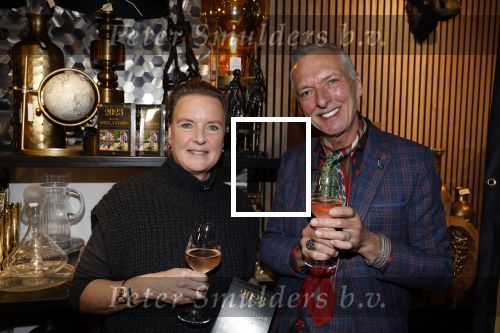 Noordwijk 9 december 2022
Presentatie nieuwe scheurkalendar van de familie Meiland. Aanwezig Martien Meiland Erica Meiland en Montana Meiland . Ook aanwezig Jan Dijkgraaf en Timon Moll ( regisseur van de Meilandjes). Presentatie is in de woonwinkel van Montana.