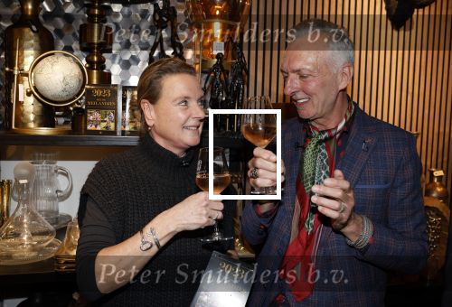 Noordwijk 9 december 2022
Presentatie nieuwe scheurkalendar van de familie Meiland. Aanwezig Martien Meiland Erica Meiland en Montana Meiland . Ook aanwezig Jan Dijkgraaf en Timon Moll ( regisseur van de Meilandjes). Presentatie is in de woonwinkel van Montana.