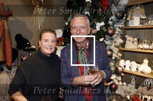 Noordwijk 9 december 2022
Presentatie nieuwe scheurkalendar van de familie Meiland. Aanwezig Martien Meiland Erica Meiland en Montana Meiland . Ook aanwezig Jan Dijkgraaf en Timon Moll ( regisseur van de Meilandjes). Presentatie is in de woonwinkel van Montana.