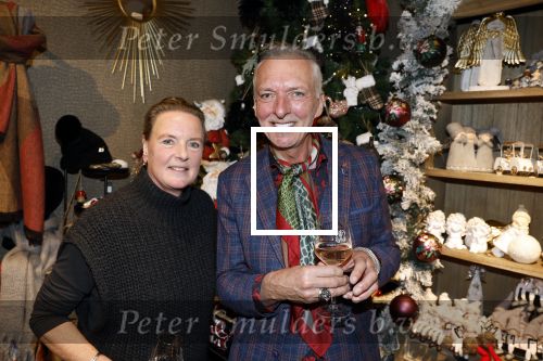 Noordwijk 9 december 2022
Presentatie nieuwe scheurkalendar van de familie Meiland. Aanwezig Martien Meiland Erica Meiland en Montana Meiland . Ook aanwezig Jan Dijkgraaf en Timon Moll ( regisseur van de Meilandjes). Presentatie is in de woonwinkel van Montana.