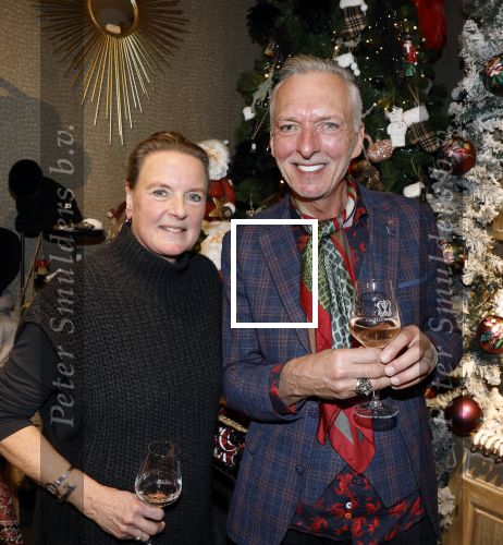 Noordwijk 9 december 2022
Presentatie nieuwe scheurkalendar van de familie Meiland. Aanwezig Martien Meiland Erica Meiland en Montana Meiland . Ook aanwezig Jan Dijkgraaf en Timon Moll ( regisseur van de Meilandjes). Presentatie is in de woonwinkel van Montana.