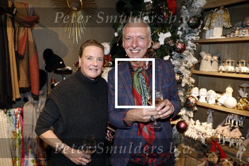 Noordwijk 9 december 2022
Presentatie nieuwe scheurkalendar van de familie Meiland. Aanwezig Martien Meiland Erica Meiland en Montana Meiland . Ook aanwezig Jan Dijkgraaf en Timon Moll ( regisseur van de Meilandjes). Presentatie is in de woonwinkel van Montana.