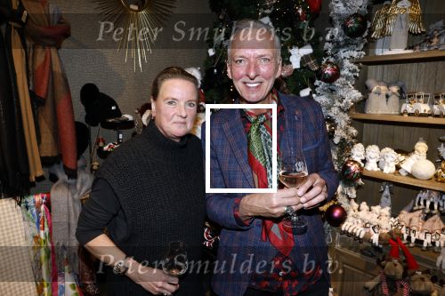 Noordwijk 9 december 2022
Presentatie nieuwe scheurkalendar van de familie Meiland. Aanwezig Martien Meiland Erica Meiland en Montana Meiland . Ook aanwezig Jan Dijkgraaf en Timon Moll ( regisseur van de Meilandjes). Presentatie is in de woonwinkel van Montana.