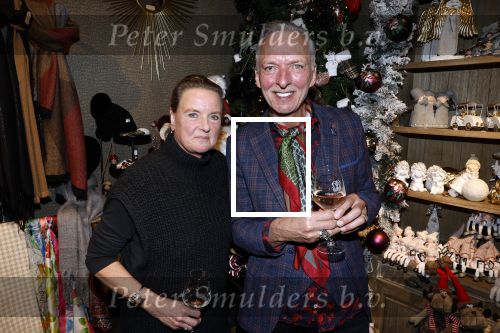 Noordwijk 9 december 2022
Presentatie nieuwe scheurkalendar van de familie Meiland. Aanwezig Martien Meiland Erica Meiland en Montana Meiland . Ook aanwezig Jan Dijkgraaf en Timon Moll ( regisseur van de Meilandjes). Presentatie is in de woonwinkel van Montana.