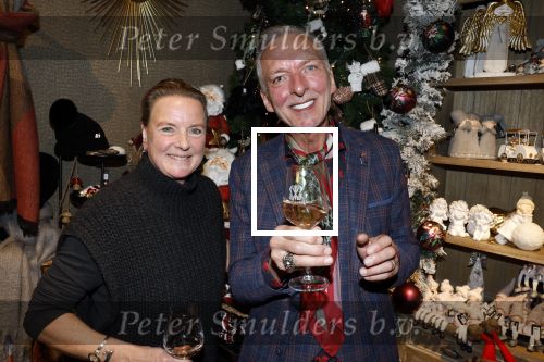 Noordwijk 9 december 2022
Presentatie nieuwe scheurkalendar van de familie Meiland. Aanwezig Martien Meiland Erica Meiland en Montana Meiland . Ook aanwezig Jan Dijkgraaf en Timon Moll ( regisseur van de Meilandjes). Presentatie is in de woonwinkel van Montana.