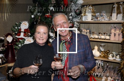 Noordwijk 9 december 2022
Presentatie nieuwe scheurkalendar van de familie Meiland. Aanwezig Martien Meiland Erica Meiland en Montana Meiland . Ook aanwezig Jan Dijkgraaf en Timon Moll ( regisseur van de Meilandjes). Presentatie is in de woonwinkel van Montana.