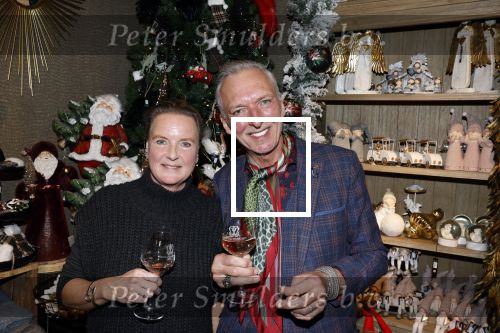 Noordwijk 9 december 2022
Presentatie nieuwe scheurkalendar van de familie Meiland. Aanwezig Martien Meiland Erica Meiland en Montana Meiland . Ook aanwezig Jan Dijkgraaf en Timon Moll ( regisseur van de Meilandjes). Presentatie is in de woonwinkel van Montana.