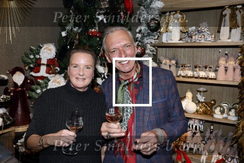 Noordwijk 9 december 2022
Presentatie nieuwe scheurkalendar van de familie Meiland. Aanwezig Martien Meiland Erica Meiland en Montana Meiland . Ook aanwezig Jan Dijkgraaf en Timon Moll ( regisseur van de Meilandjes). Presentatie is in de woonwinkel van Montana.