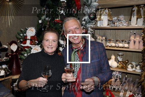Noordwijk 9 december 2022
Presentatie nieuwe scheurkalendar van de familie Meiland. Aanwezig Martien Meiland Erica Meiland en Montana Meiland . Ook aanwezig Jan Dijkgraaf en Timon Moll ( regisseur van de Meilandjes). Presentatie is in de woonwinkel van Montana.