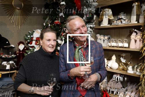 Noordwijk 9 december 2022
Presentatie nieuwe scheurkalendar van de familie Meiland. Aanwezig Martien Meiland Erica Meiland en Montana Meiland . Ook aanwezig Jan Dijkgraaf en Timon Moll ( regisseur van de Meilandjes). Presentatie is in de woonwinkel van Montana.