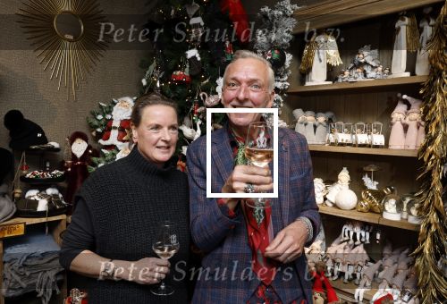 Noordwijk 9 december 2022
Presentatie nieuwe scheurkalendar van de familie Meiland. Aanwezig Martien Meiland Erica Meiland en Montana Meiland . Ook aanwezig Jan Dijkgraaf en Timon Moll ( regisseur van de Meilandjes). Presentatie is in de woonwinkel van Montana.