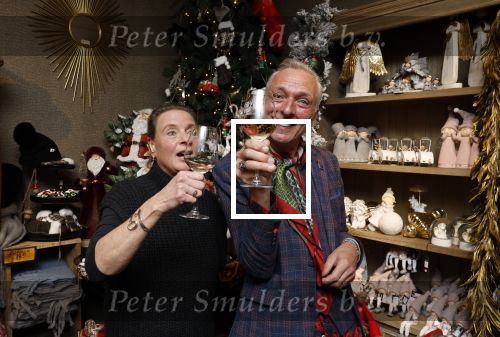 Noordwijk 9 december 2022
Presentatie nieuwe scheurkalendar van de familie Meiland. Aanwezig Martien Meiland Erica Meiland en Montana Meiland . Ook aanwezig Jan Dijkgraaf en Timon Moll ( regisseur van de Meilandjes). Presentatie is in de woonwinkel van Montana.