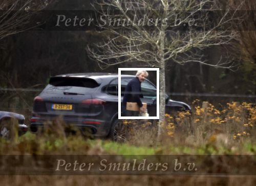 Eefde 3 december 2022
Martha Riemsma de vriendin van Matthijs v Nieuwkerk doet boodschappen bij de Albert Heijn. Daarn rijdt ze naar het huis van Matthijs waar Matthijs helpt met de boodschappen uit de Porsche Macan halen .