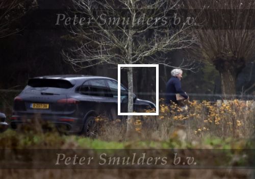 Eefde 3 december 2022
Martha Riemsma de vriendin van Matthijs v Nieuwkerk doet boodschappen bij de Albert Heijn. Daarn rijdt ze naar het huis van Matthijs waar Matthijs helpt met de boodschappen uit de Porsche Macan halen .