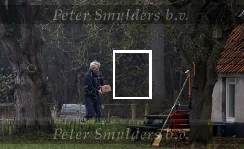 Eefde 3 december 2022
Martha Riemsma de vriendin van Matthijs v Nieuwkerk doet boodschappen bij de Albert Heijn. Daarn rijdt ze naar het huis van Matthijs waar Matthijs helpt met de boodschappen uit de Porsche Macan halen .