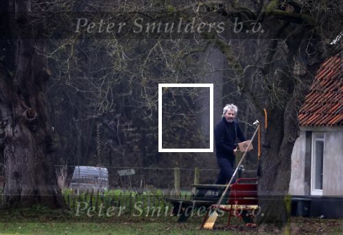 Eefde 3 december 2022
Martha Riemsma de vriendin van Matthijs v Nieuwkerk doet boodschappen bij de Albert Heijn. Daarn rijdt ze naar het huis van Matthijs waar Matthijs helpt met de boodschappen uit de Porsche Macan halen .