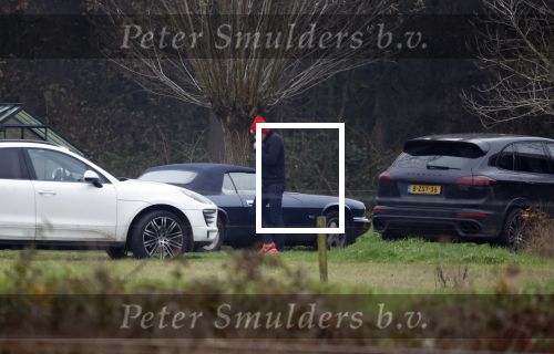 Eefde 3 december 2022
Martha Riemsma de vriendin van Matthijs v Nieuwkerk doet boodschappen bij de Albert Heijn. Daarn rijdt ze naar het huis van Matthijs waar Matthijs helpt met de boodschappen uit de Porsche Macan halen .