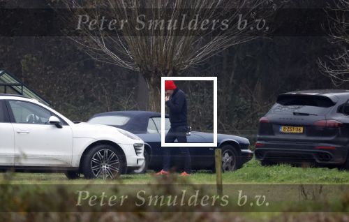 Eefde 3 december 2022
Martha Riemsma de vriendin van Matthijs v Nieuwkerk doet boodschappen bij de Albert Heijn. Daarn rijdt ze naar het huis van Matthijs waar Matthijs helpt met de boodschappen uit de Porsche Macan halen .