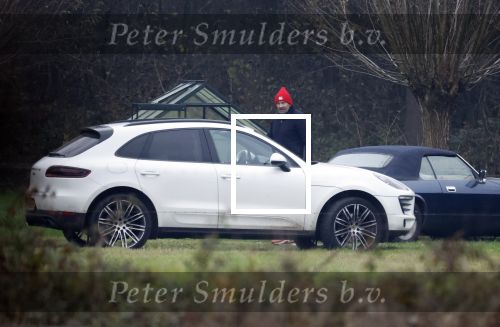 Eefde 3 december 2022
Martha Riemsma de vriendin van Matthijs v Nieuwkerk doet boodschappen bij de Albert Heijn. Daarn rijdt ze naar het huis van Matthijs waar Matthijs helpt met de boodschappen uit de Porsche Macan halen .
